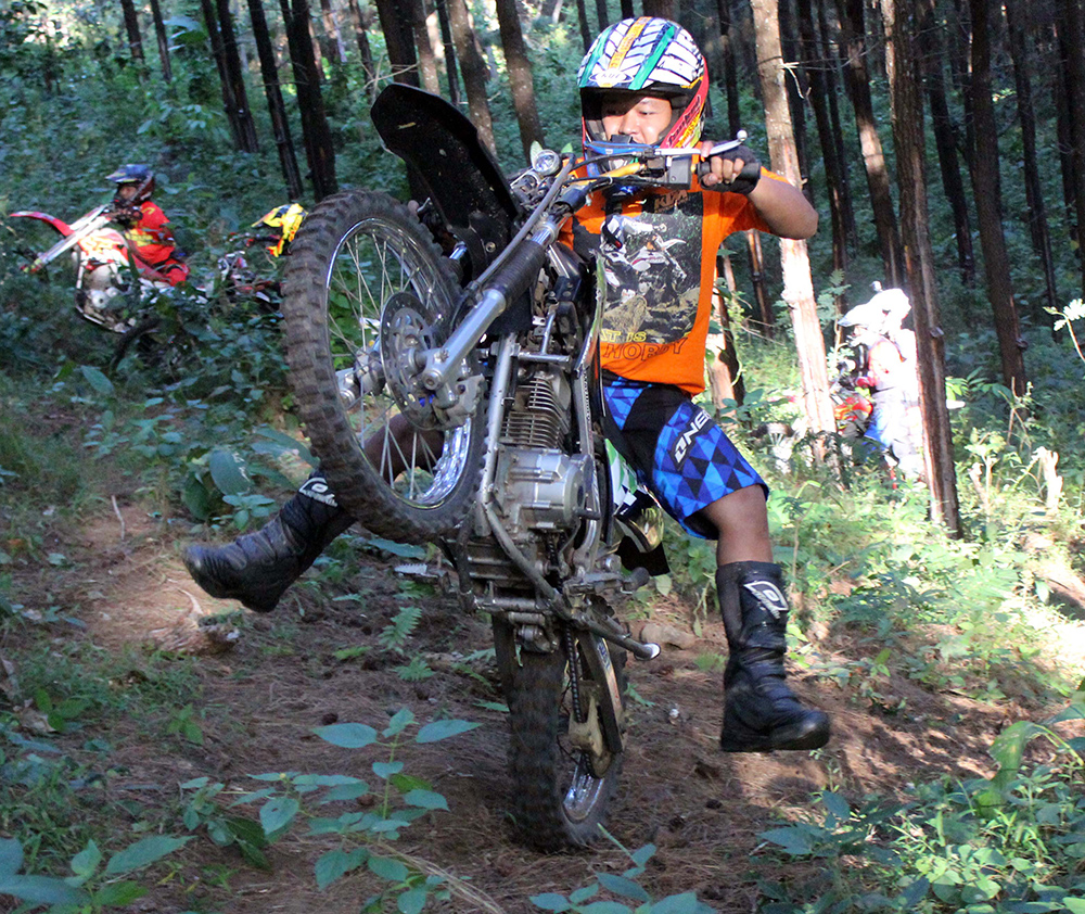 RUANG TERBUKA: Sekelompok peserta menggunakan motocross melakukan kegiatan lintas alam di Banyuwangi.