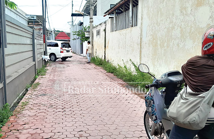 TETAP BERAKTIVITAS: Satu unit mobil bernopol B 170 APG keluar dari rumah Owner PT. Berkah Zamzam Wisata, kemarin (10/2).