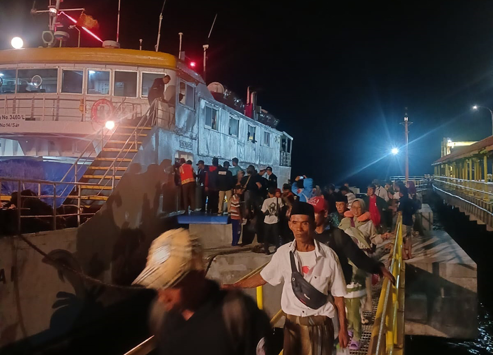 BERGANTIAN: Penumpang kapal KMP Wicitra Dharma I melewati pintu darurat keluar dari kapal di Pelabuhan Jangkar, Sabtu malam (8/2).