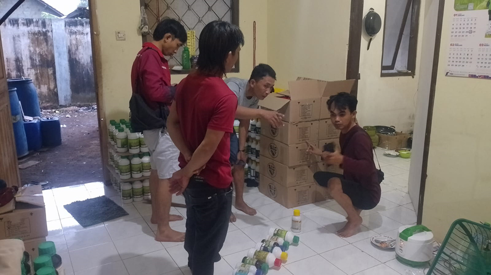 Anggota Resmob Polres Situbondo melakukan penggerebekan pabrik pupuk cair ilegal di Dusun Pancabisan, Desa Panji Kidul, Kecamatan Panji, Jumat lalu (7/2).