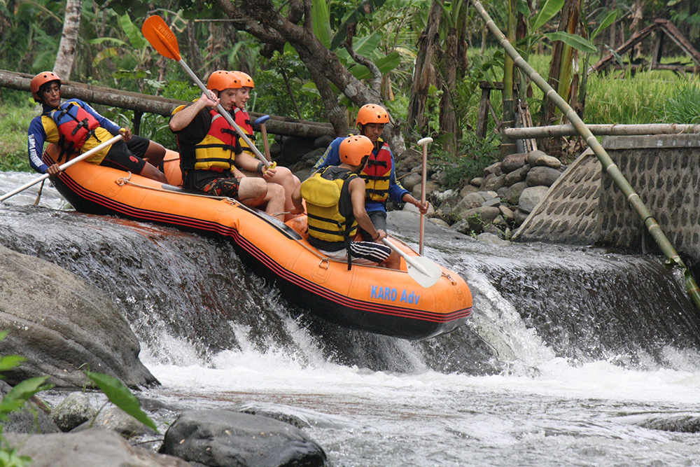 AMAN: Wisatawan domestik menikmati sensasi berperahu karet mengarungi Sungai Badeng di Kecamatan Songgon, Banyuwangi.