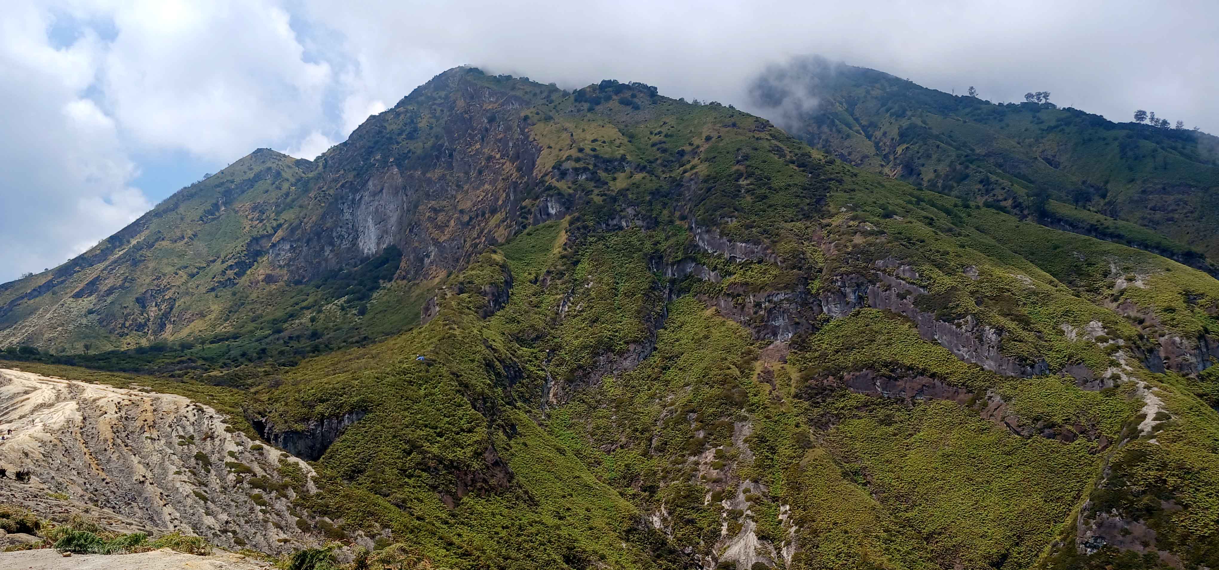Puncak Gunung Merapi Ungup-Ungup dipotret dari kawasan Kawah Ijen Banyuwangi.