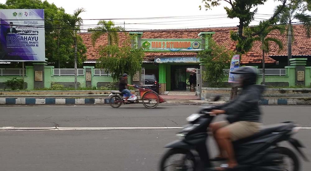 TAMPAK DEPAN: Suasana MAN 2 Situbondo nampak sepi setelah aktivitas belajar mengajar selesai, di Jalan Argopuro, Kelurahan Mimbaan, Kecamatan Panji, Senin (10/2).