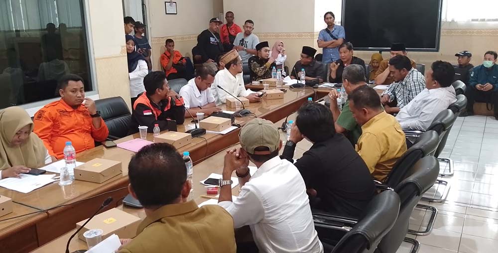 MENGADU: Puluhan honorer hearing bersama DPRD Situbondo di ruang gabungan kantor DPRD Situbondo, Senin (10/2).