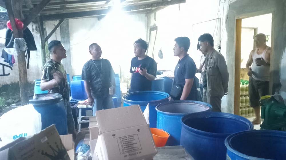 Anggota Resmob Polres Situbondo menggerebek pabrik pupuk cair ilegal di Dusun Pancabisan, Desa Panji Kidul, Kecamatan Panji, Jumat lalu (7/2).