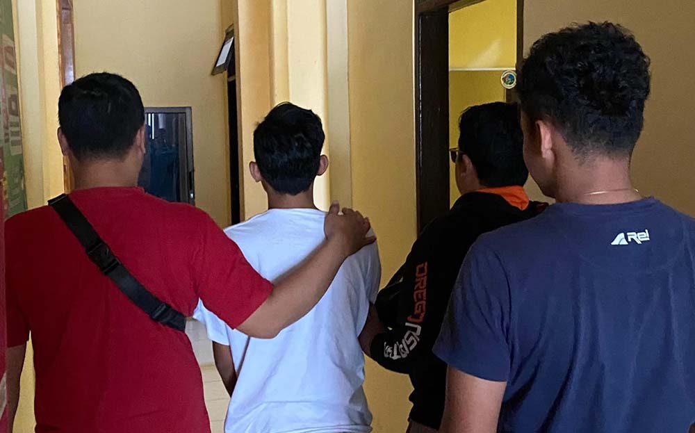 DIKELER: Ferdiansyah Ramadani, 20 warga Desa Pesangrahan, Kecamatan Jangkar, dimasukkan sel tahanan Polres Situbondo, Senin (10/2).