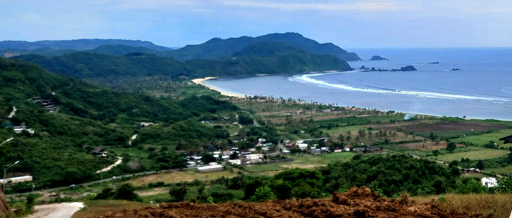 Kawasan pesisir Lombok Selatan dipotret dari deretan gunung  Lancing, Nusa Tenggara Barat.