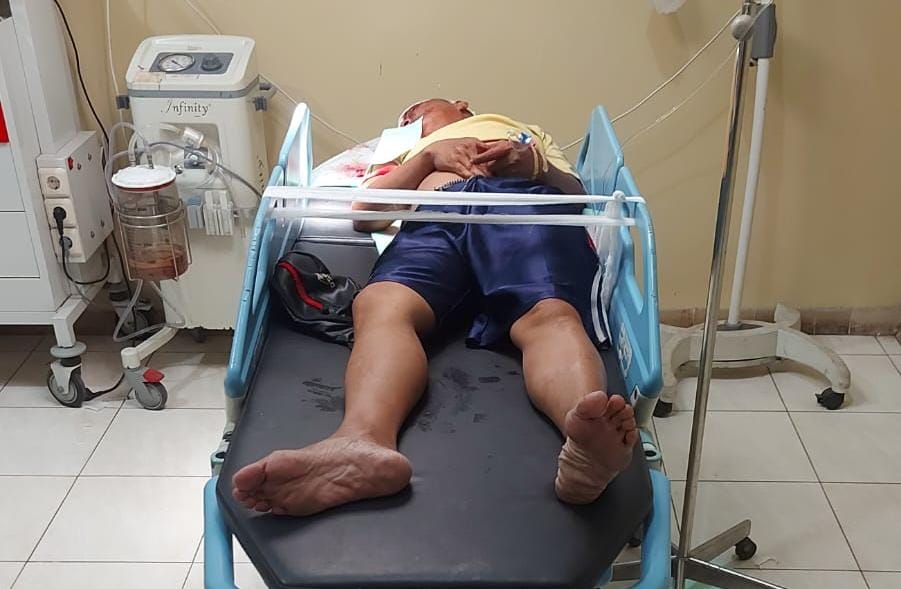 TAK SADARKAN DIRI: Arifin, 60, Warga Desa Peleyan, Kecamatan Kapongan terbaring di RSUD Situbondo, Kamis (13/2).