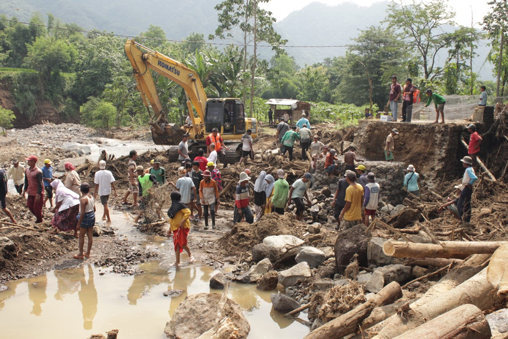 KOMPAK: Warga Dusun Ngabinan, Desa Patemon, Kecamatan Bungatan membantu membuat jembatan darurat, Kamis (13/2).