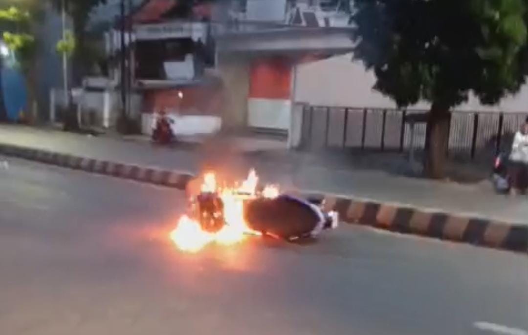 Foto: Motor yang terbakar di pantura Situbondo/ doc Khoirul Rizal