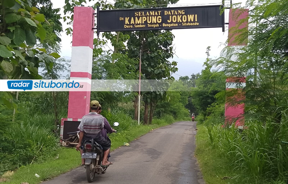 SIANG HARI: Pengendara melintas di bawah gapura kampung Jokowi, Desa Sumber Tengah, Kecamatan Bungatan, Jumat (14/2).