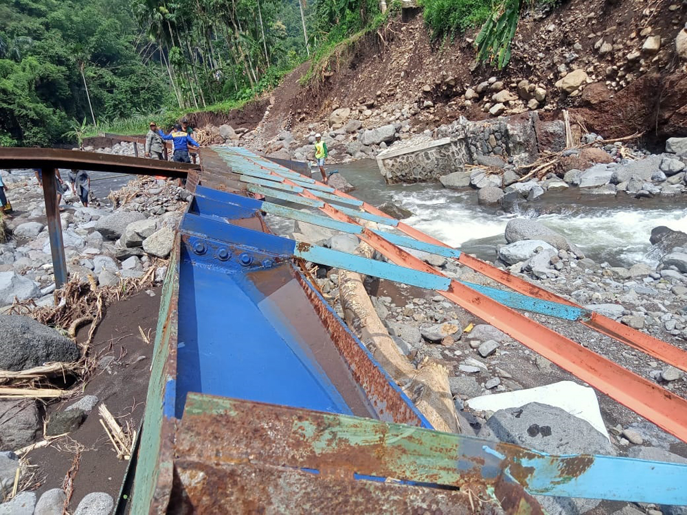 RUSAK BERAT: Petugas BPBD dan Tagana serta forkopimcam meninjau jembatan putus di Dusun Plalangan, Desa Campoan, Kecamatan Mlandingan, Senin (17/2).