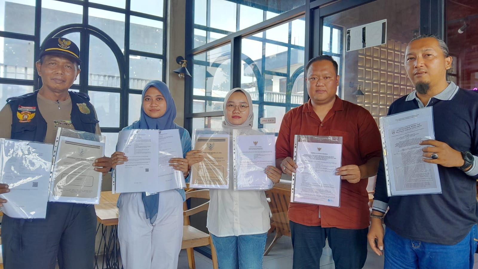 PASTIKAN LEGAL: Manager Operasional CV Canaka Indotama, Tito Trinada (kanan) dan Hendriyansyah, kuasa hukum CV Kanaka Indotama menunjukkan izin usahanya, Senin (17/2).