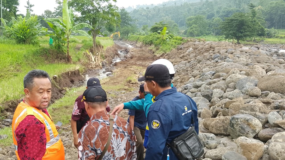 PAKAI ROMPI: Kepala DPUPP, Ir. Muh. Abdul Rahman, M.Si mengecek tanggul sungai yang jebol di Desa Semambung, Kecamatan Jatibanteng.