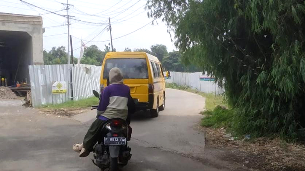 JALAN PINTAS: Pengendara melintas di sawah yang dijadikan jalan pintas proyek Tol Probowangi di Desa Belimbing, Kecamatan Besuki, Senin (17/2).
