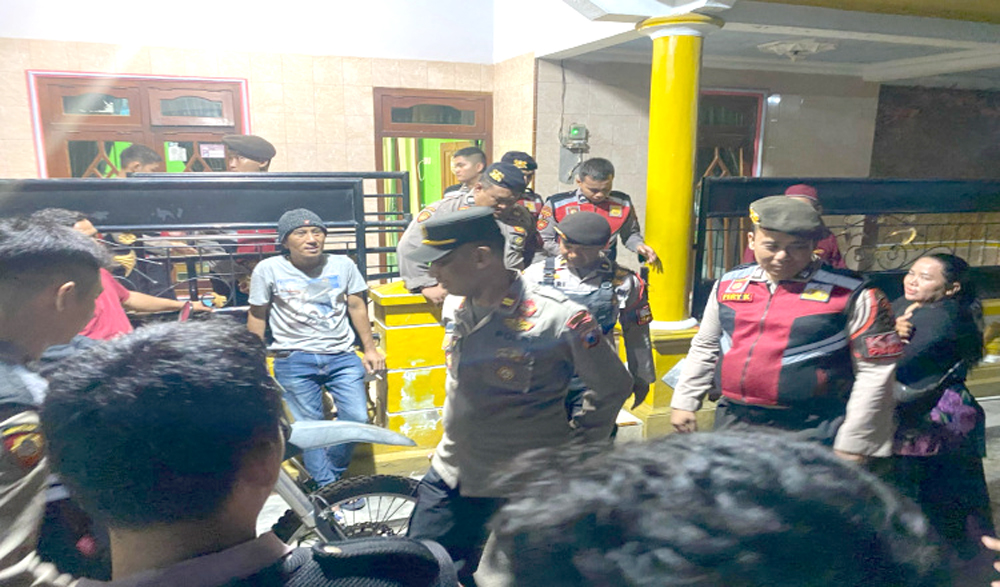 RAZIA JUDI: Anggota Polsek dan Polres Situbondo mendatangi eks lokalisasi Gunung Sampan, Desa Kotakan, Kecamatan/Kota Situbondo, Senin malam (17/2) pukul 22.00.