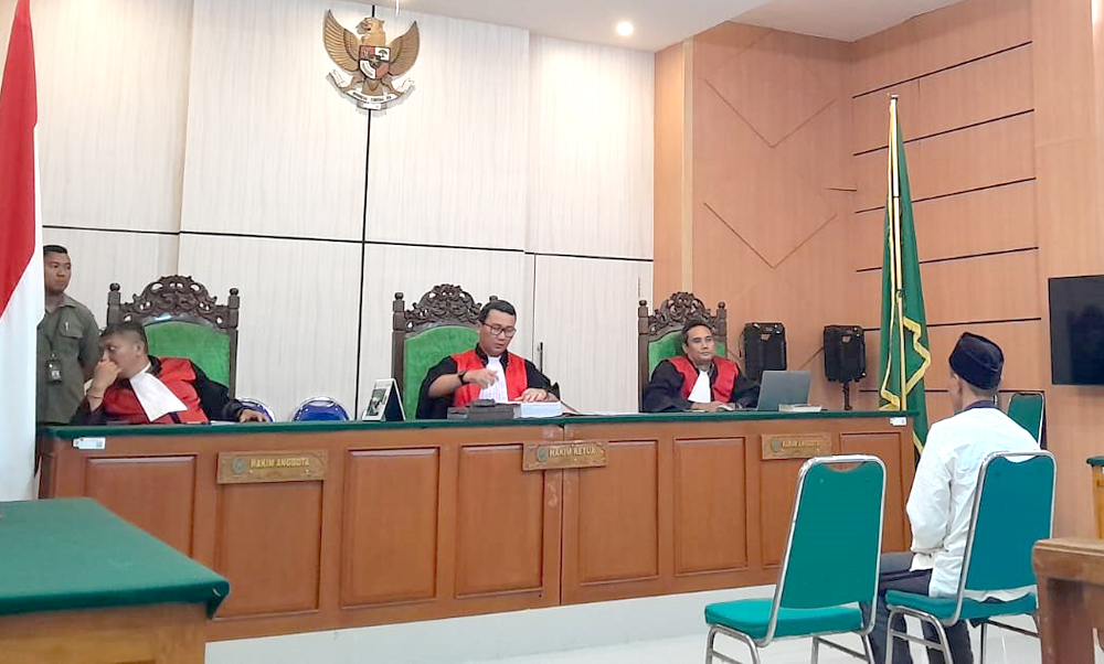 Adi Wijaksono alias Soni, 40, tersangka pembunuhan kakak ipar, warga Desa Sumberjati, Kecamatan Silo, Jember, menjalani sidang di PN Situbondo, Selasa (18/2).