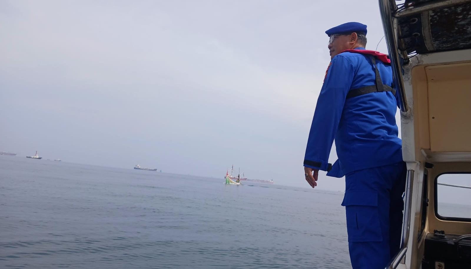 Foto: Satpolairud saat memberikan himbauan pada nelayan/ doc Khoirul Rizal