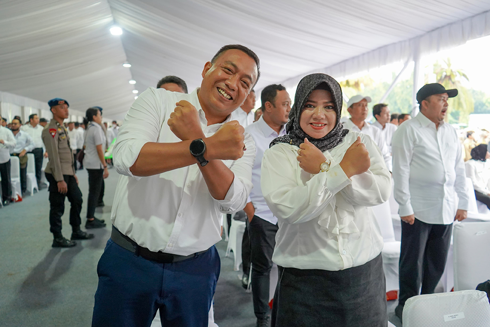 FULL SENYUM: Mas Rio-Mbak Ulfi mengikuti rangkaian geladi bersih pelantikan bupati di Monas, Rabu (19/2).
