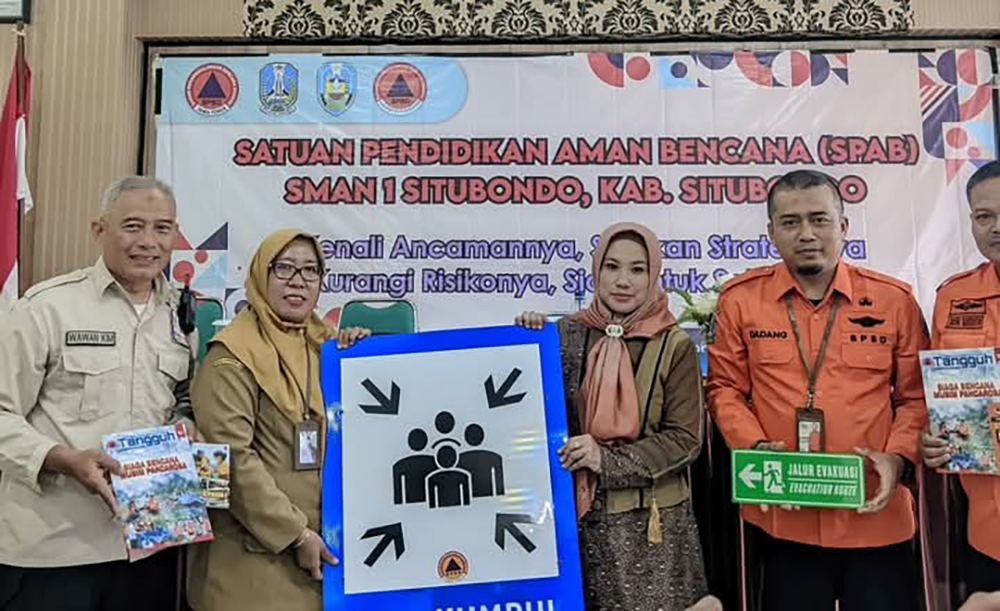 APRESAISI: Kepala SMASA, Dwi Retno Susanti menerima gambar rambu-rambu bencana dari anggota Komisi E DPRD Jawa Timur di Aula SMASA Situbondo, Rabu (19/2).