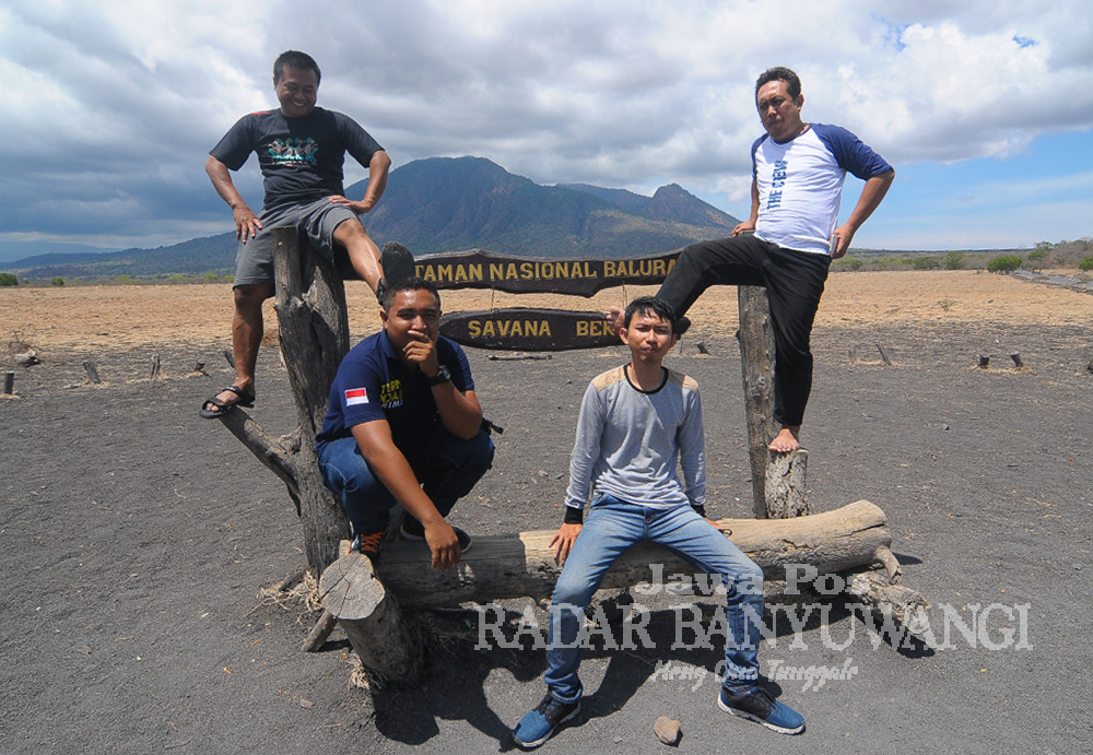Wisatawan foto di Savana Bekol TN Baluran Situbondo.
