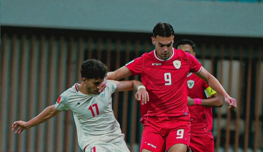 Foto: Jens Raven berduel dengan pemain Yaman/ ig @timnasindonesia