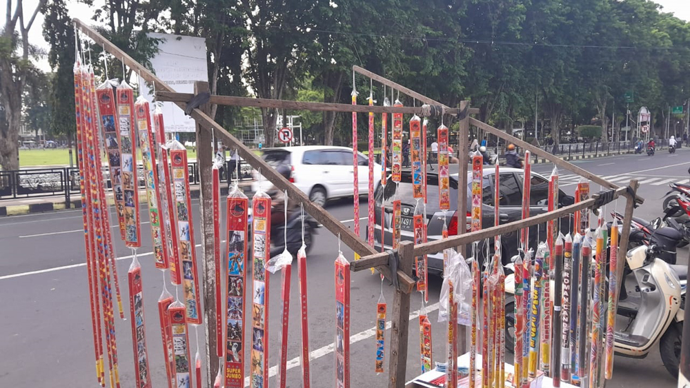 SEMARAK RAMADAN: Salah satu lapak petasan berada di depan rumah tahanan (Rutan) Kelas IIB Situbondo, Jumat (21/2).