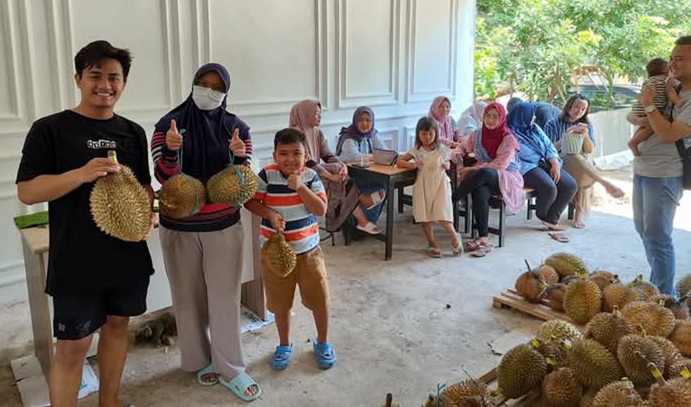 RAMAI: Sejumlah pembeli menikmati durian di Desa Peleyan, Kecamatan Kapongan, Kamis (20/2).