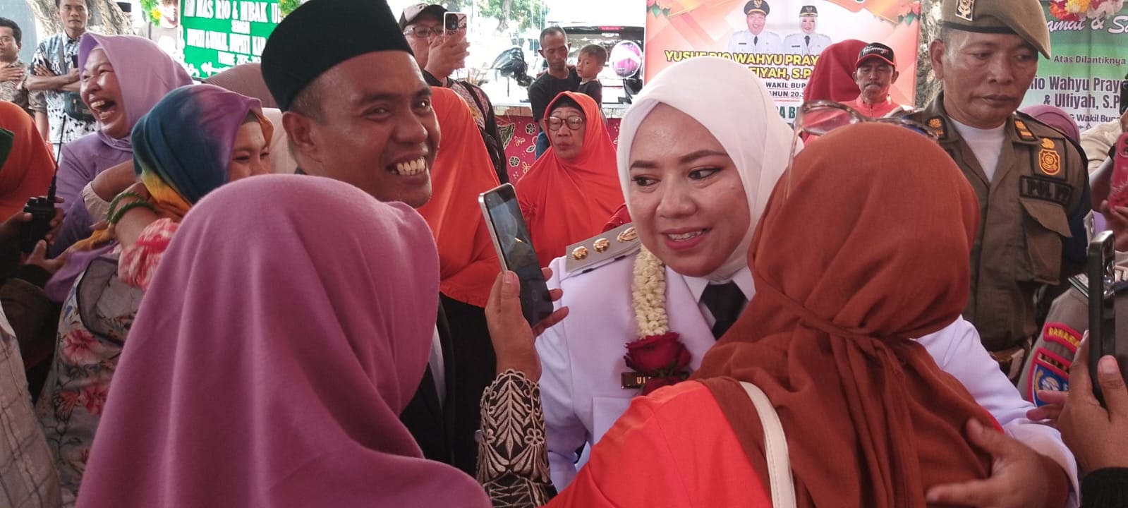 Wakil Bupati Situbondo Mbak Ulfi disambut pendukungnya usai tiba di Kota Santri Situbondo, Jumat (21/2).
