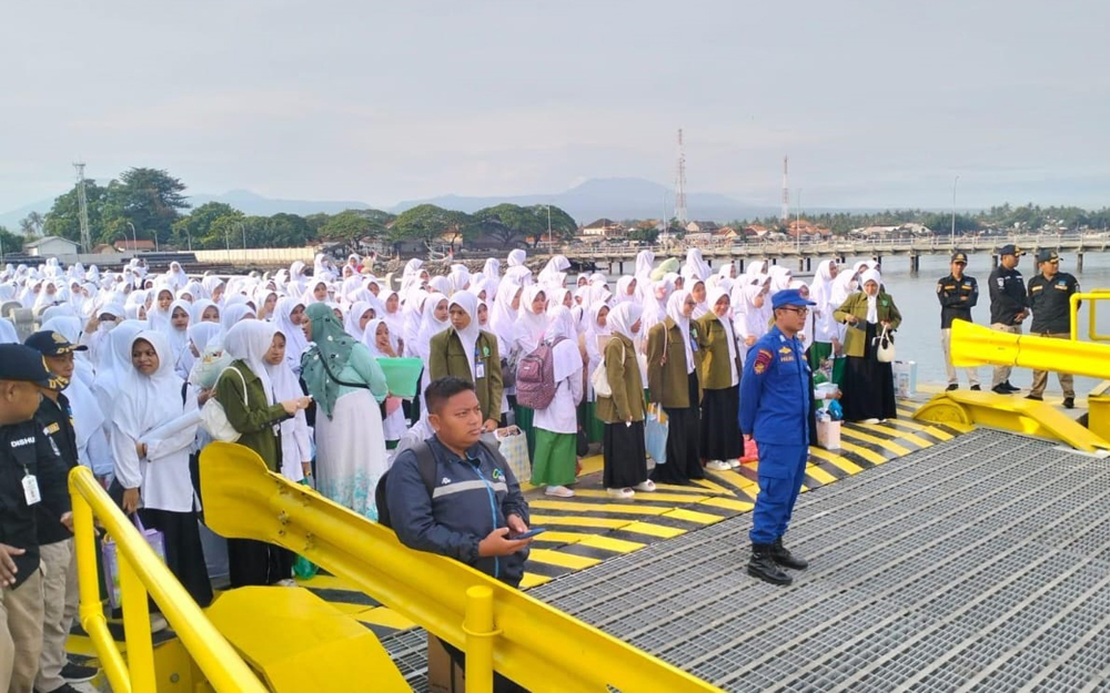 SANTRI PULANG: Anggota Satpolairud Polres Situbondo melakukan pengamanan ribuan santri di Pelabuhan Jangkar, Jumat (21/2).