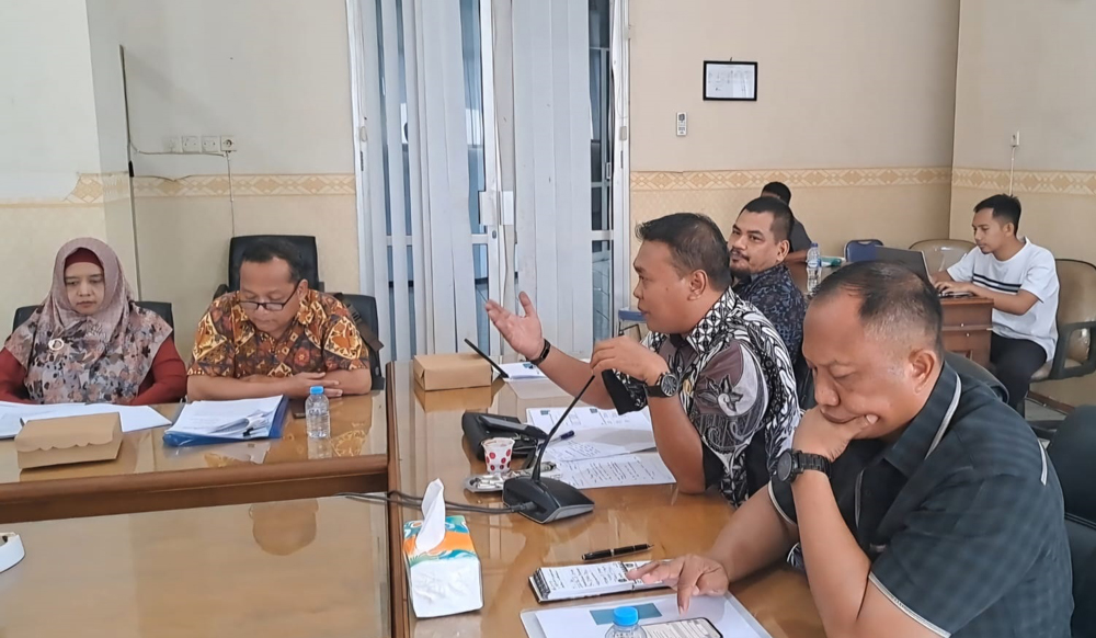RAPAT: Jajaran komisi IV DPRD Situbondo menggelar hearing bersama Disnaker, karyawan dan PT. PMMP di ruang rapat gabungan kantor DPRD Situbondo, Jumat (21/2).