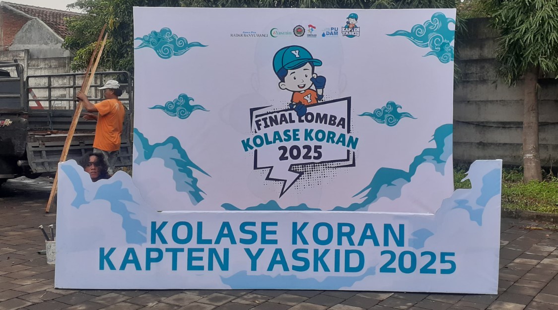 KEREN: Pekerja memasang photobooth di venue Final Lomba Kolase Koran 2025 di halaman belakang RS Yasmin Banyuwangi Jumat lalu (21/2).