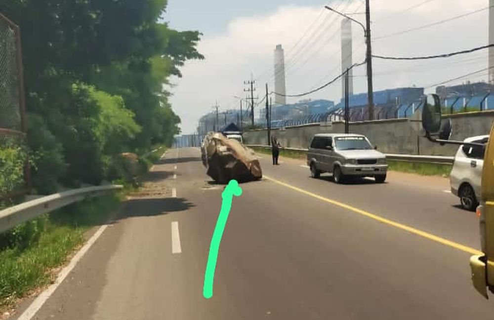 Sebuah batu besar jatuh dekat PLTU Paiton Probolinggo. (Foto: WAG)