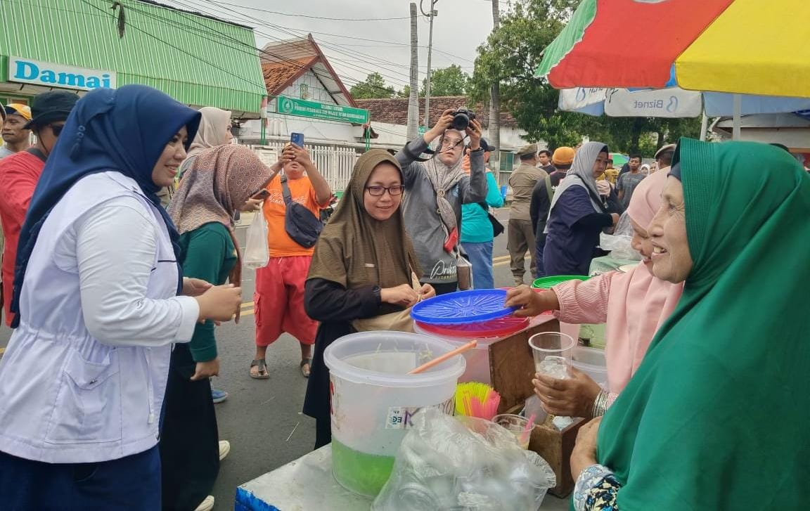 AKTIVITAS PAGI: Wakil Bupati Situbondo, Ulfiyah mengunjungi Car Free Days (CFD) di Jalan Wijaya Kusuma, Kelurahan Patokan, Kecamatan/Kota Situbondo, Minggu (23/2).