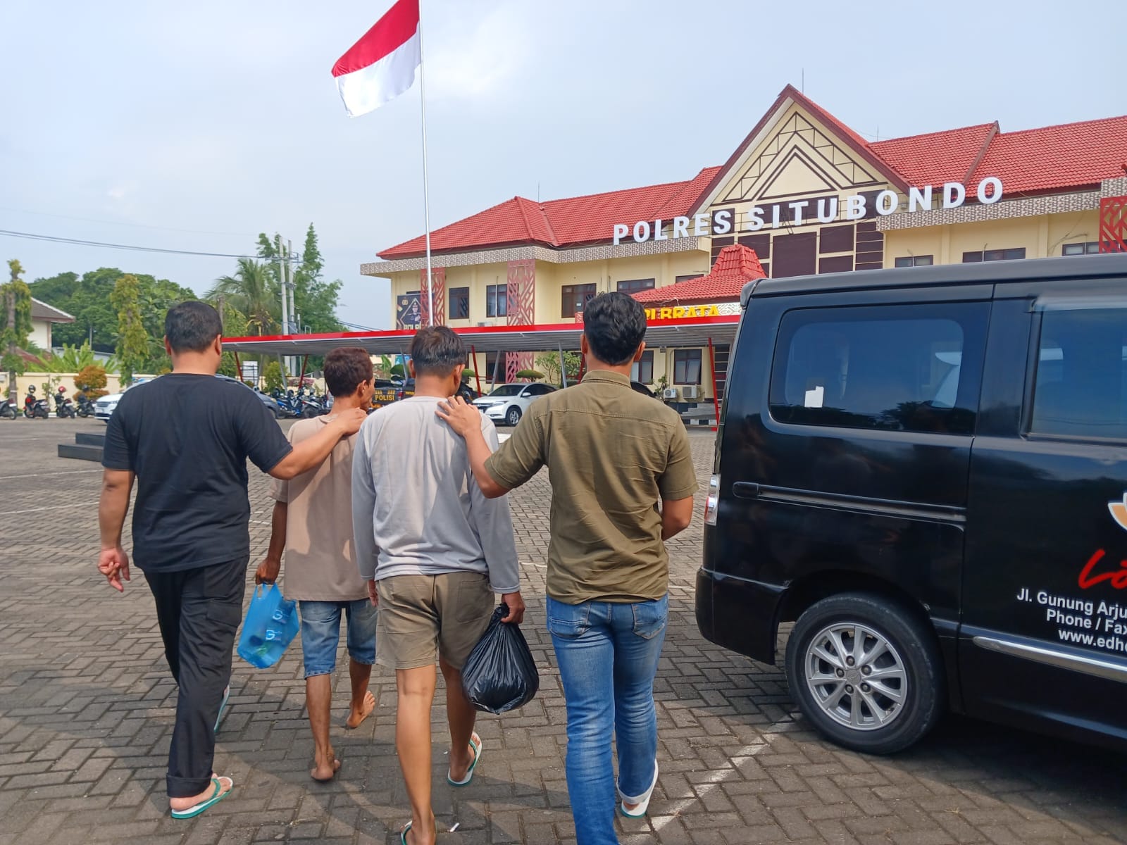 DIKELER: EH, 48, dan ZA, 28,warga Desa Olean, Kecamatan/ Kota Situbondo digelandang menuju sel tahanan Polres Situbondo, Minggu (23/2/2025).