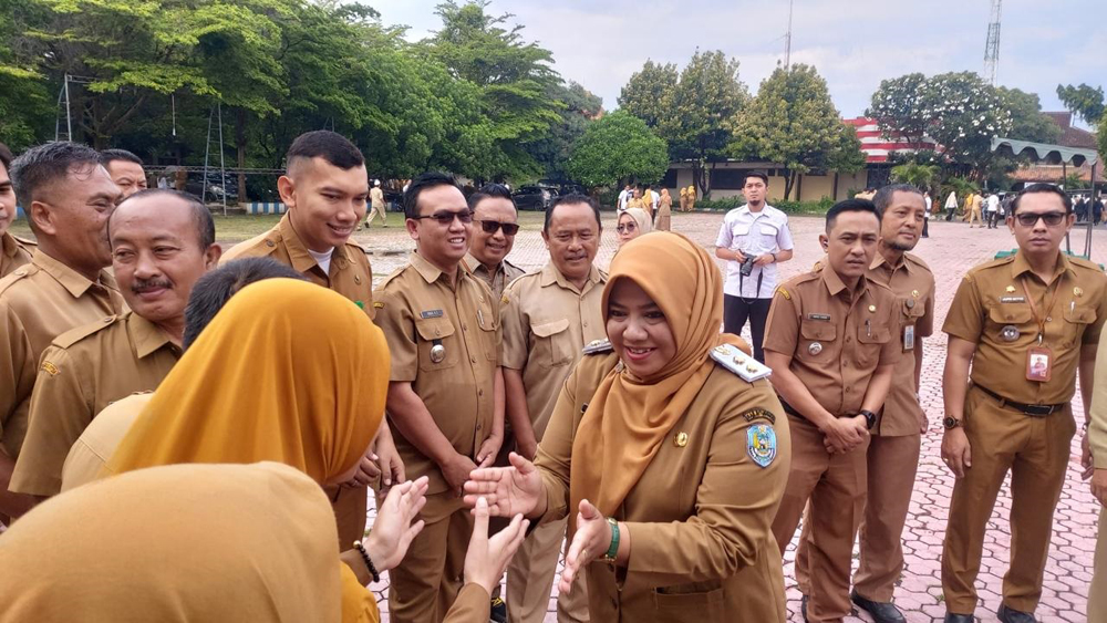 HARI PERTAMA BERDINAS: Wakil Bupati Situbondo, Ulfiyah menyapa para ASN setelah memimpin apel perdana di lapangan Pemkab Situbondo, Senin (24/2).