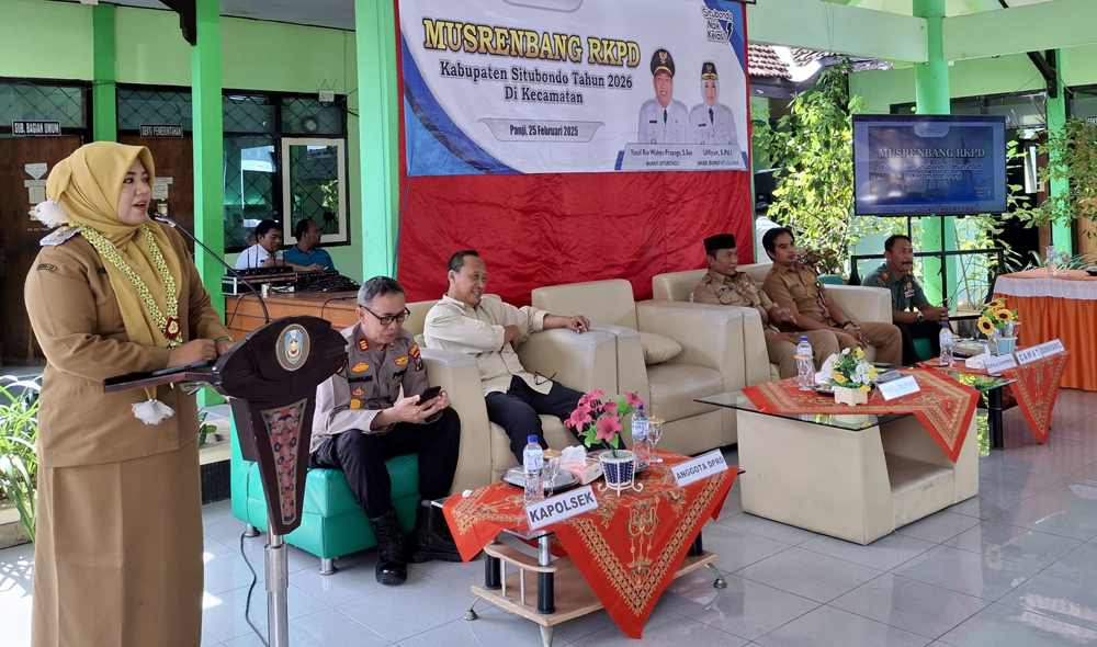 SAMBUTAN: Wakil Bupati Situbondo, Ulfiyah memberikan arahan dalam acara musrembang di kantor Kecamatan Panji, Selasa (25/2).