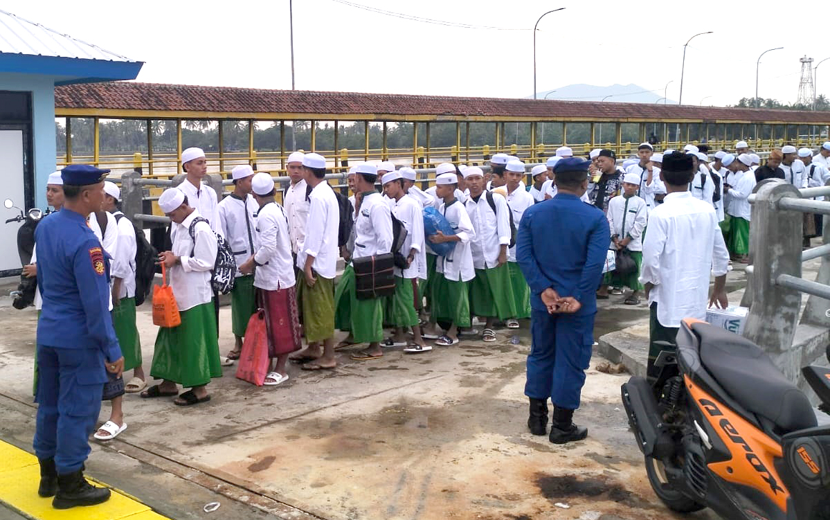 Santri Pondok Pesantren Walisongo Situbondo antre masuk ke Kapal Penyeberangan Penumpang (KMP) di Pelabuhan Jangkar, Selasa (25/2).