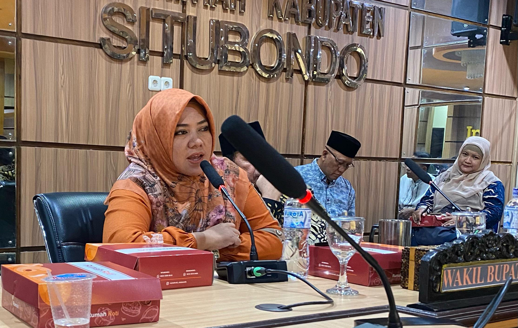 AKTIF: Wakil Bupati Situbondo, Ulfiyah memberikan sambutan terkait persiapan Ramadan di ruang IR Pemkab Situbondo, Senin malam (24/2).