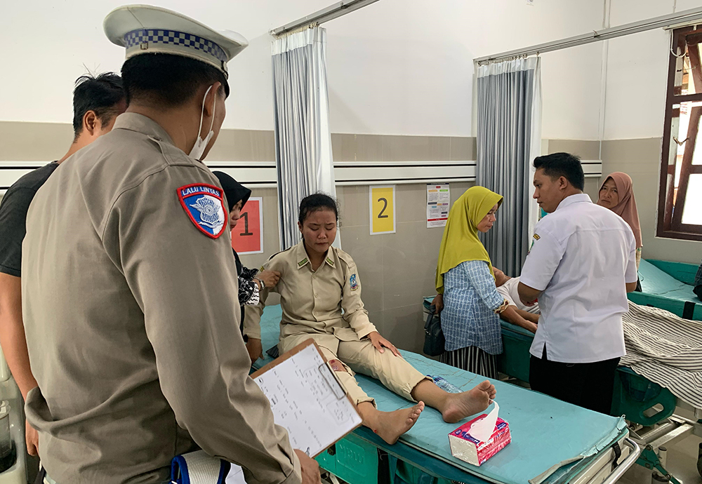 KORBAN SELAMAT: Dhea Yasmin, 16, siswi SMKN 1 Wongsorejo dirawat di Puskesmas Wongsorejo setelah terlibat kecelakaan di dekat SDN 1 Alasrejo, Kecamatan Wongsorejo.