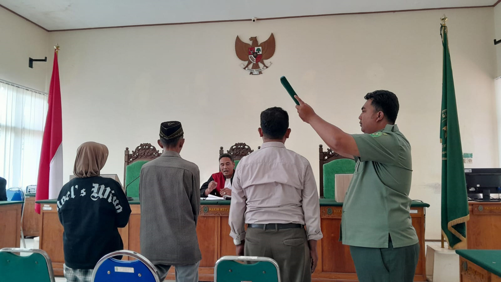 DISUMPAH: Sukirno, 54, korban penganiayaan disumpah di hadapan majelis hakim Pengadilan Negeri (PN) Situbondo, Rabu (26/2).