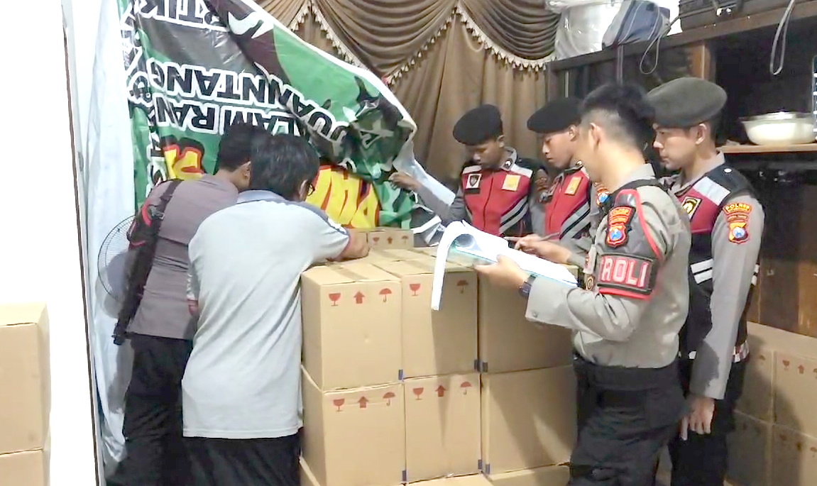 HASIL UNGKAP: Anggota Satsamapta Polres Situbondo menata Ribuan botol minuman keras (miras) di ruang Mapolres Situbondo, Kamis (27/2).