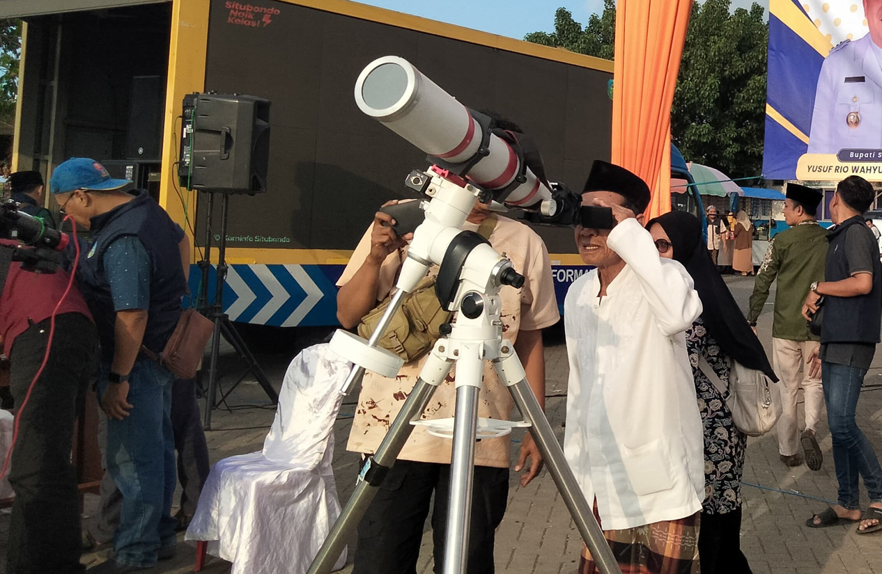 Petugas memantau hilal di Pantai Kalbut Situbondo, Jumat (28/2).