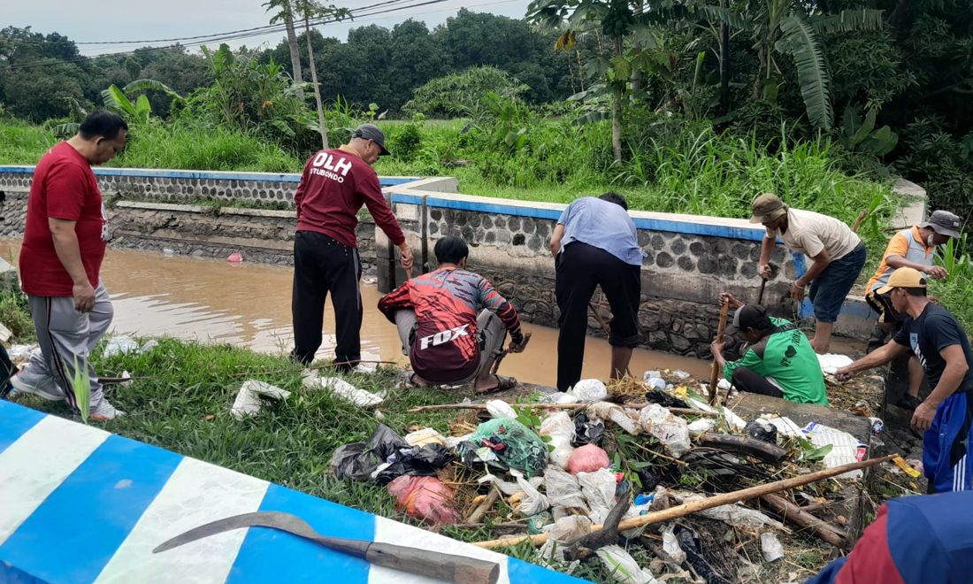 KERJA BAKTI: DLH Situbondo membersihkan tumpukan sampah di Sungai Sonok, jembatan Kol-kol, Desa Sumberkolak, Kecamatan Panarukan, Jumat (28/2).