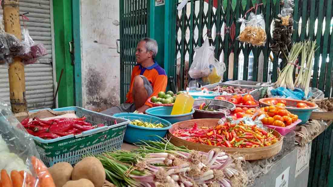 RAMAI: Pedagang sayuran di Pasar Senggol, Kelurahan Ardirejo, Kecamatan Panji, diserbu pembeli, Minggu (2/3).