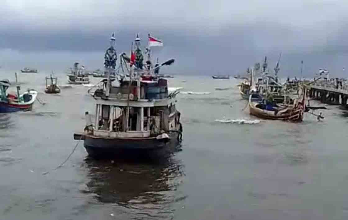 MENDUNG: Perahu nelayan di Dusun Mimbo, Desa Sumberanyar, Kecamatan Banyuputih diparkir, Minggu (2/3)