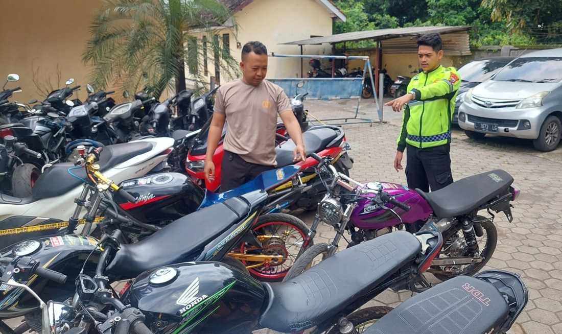 HASIL PATROLI:Anggota Polsek Besuki menunjukkan barang bukti balap liar di halaman Mapolsek Besuki, Senin (3/3).