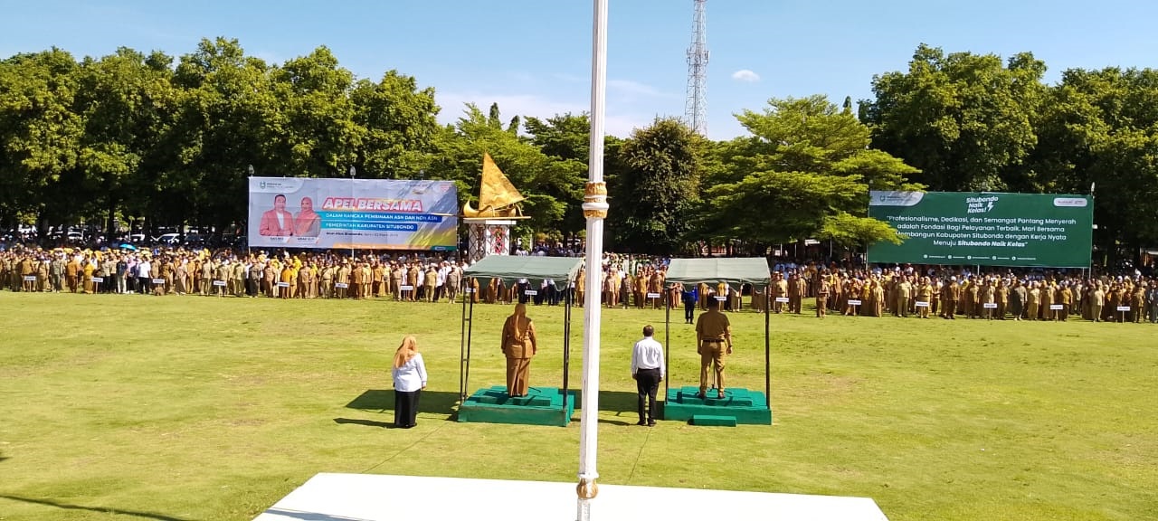 Bupati Situbondo Yusuf Rio Wahyu Prayogo memimpin apel akbar Bersama ASN di Alun-Alun Situbondo, Senin (3/3)