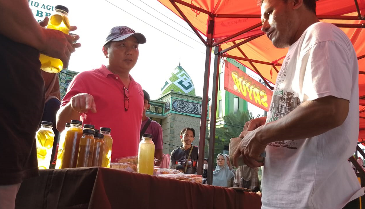 Salah seorang pedagang melayani pembeli yang datang di Alun-Alun Situbondo, belum lama ini.