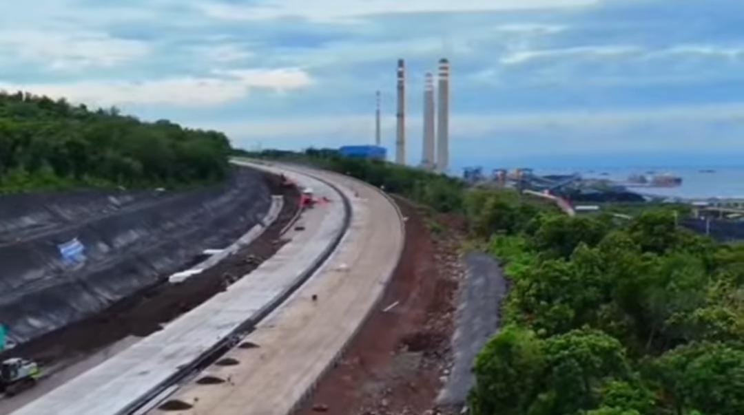 Foto: Jalan tol Probowangi di perbukitan Paiton/ doc Khoirul Rizal